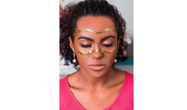 como criar sua máscara e transformar o look de Carnaval