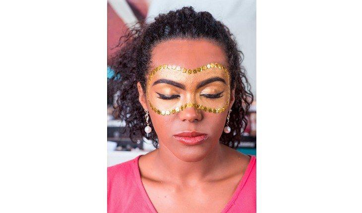 como criar sua máscara e transformar o look de Carnaval