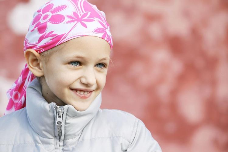 menina lenco cabeca cancer