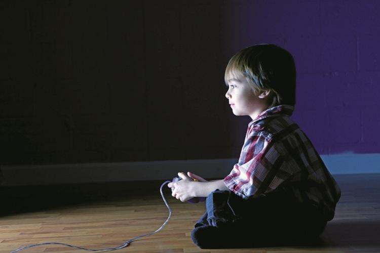 menino jogando jogos videogame