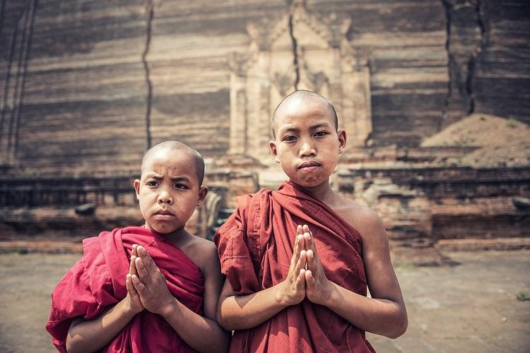 orar mãos monges crianças