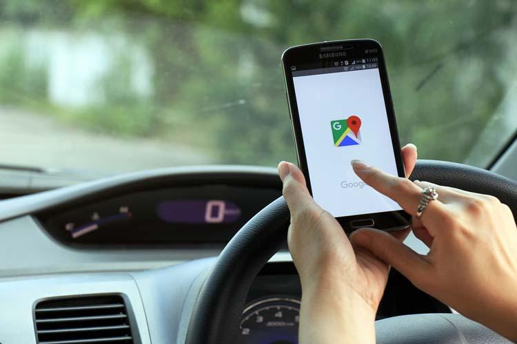 mulher digitando celular aplicativo google maps