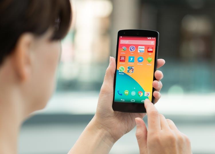 mulher-digitando-celular-smartphone-android-widgets