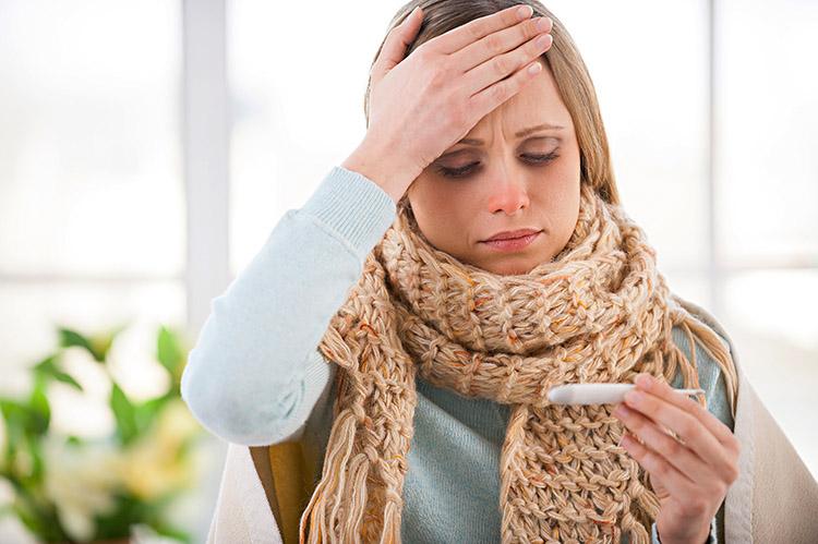 mulher roupa frio dor cabeca gripe febre