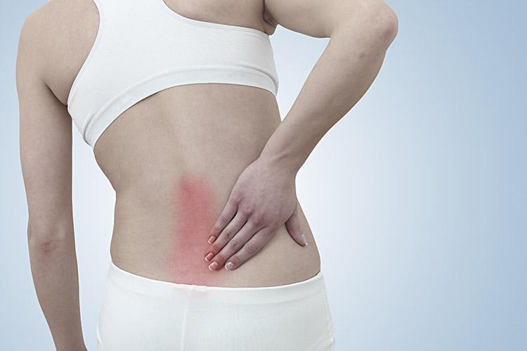 mulher mao costas dor postura errada