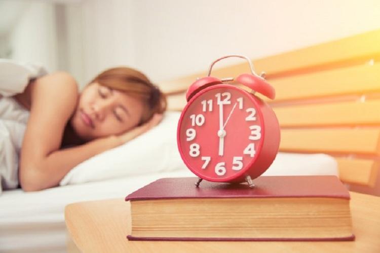 mulher dormindo, despertador, vermelho, melhorar o sono