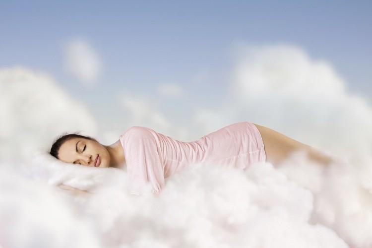 mulher dormindo nuvens sonhos