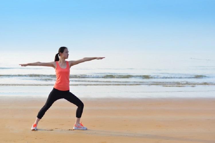 mulher, exercícios físicos, praia
