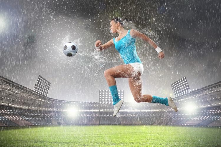 mulher jogando futebol talento