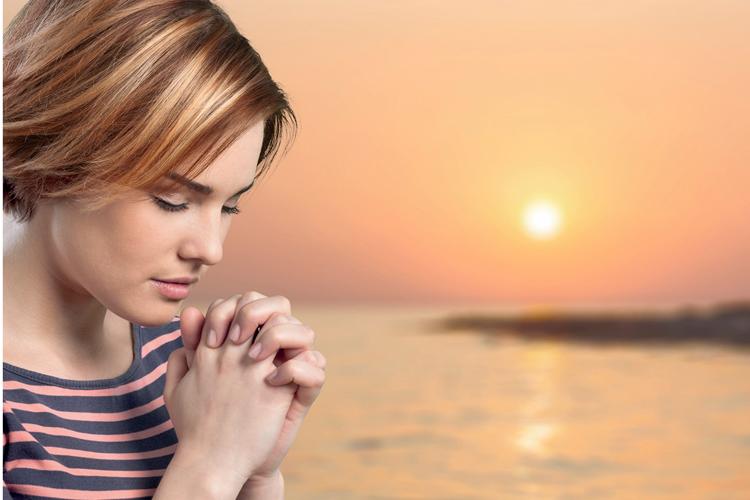 mulher rezando