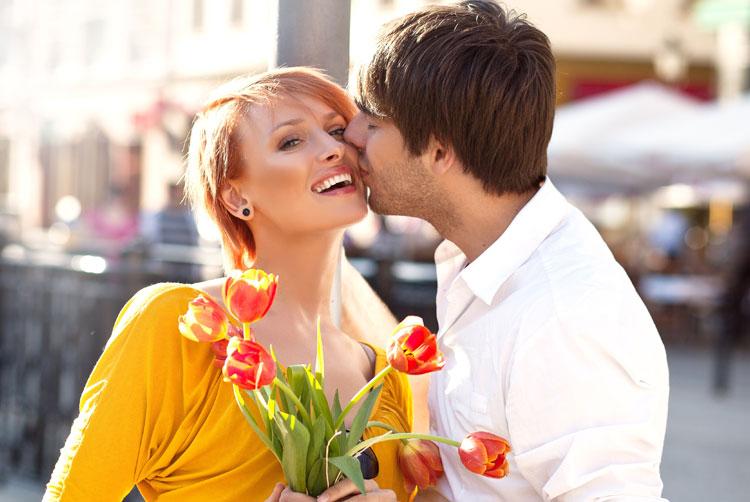 mulher sendo beijada no rosto pelo par