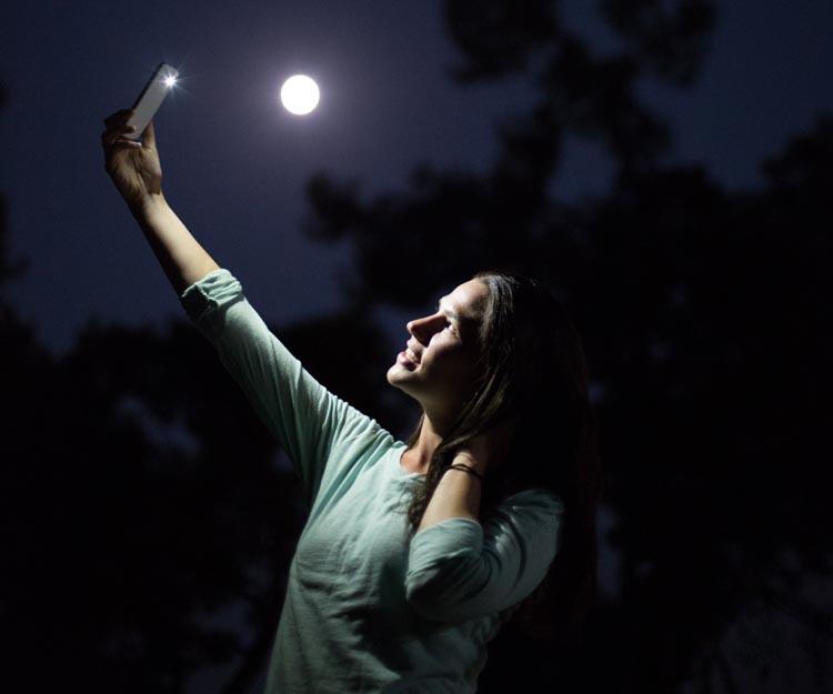 mulher-tirando-foto-pouca luz-noite-selfies