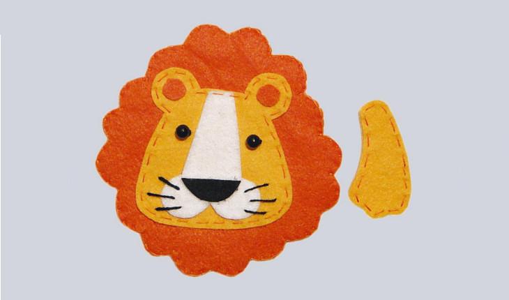 A imagem tem fundo azul-claro e a cabela do leão já montada e caseada. Ao lado está a imagem de uma patinha.