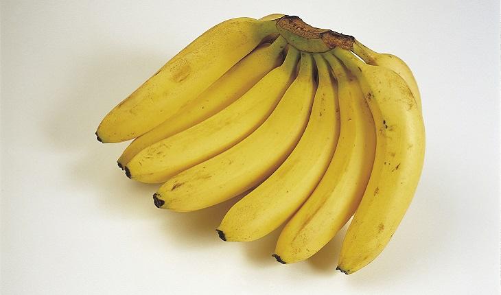 Na imagem há uma penca de bananas