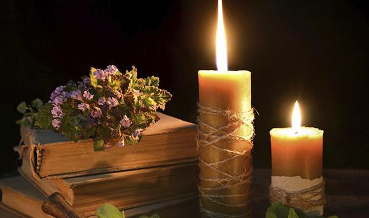 bíblia, flores e velas para reza