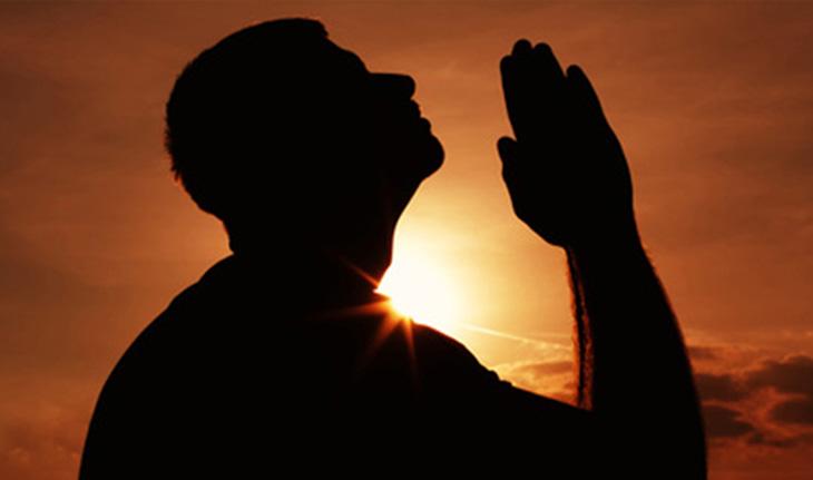 homem rezando