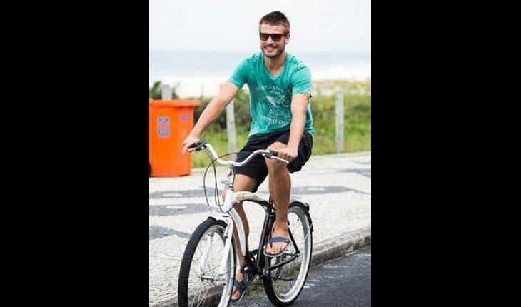 Rodrigo Hilbert na praia andando de bicicleta