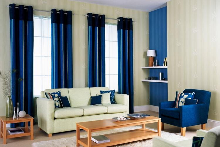 sala com cortinas azuis