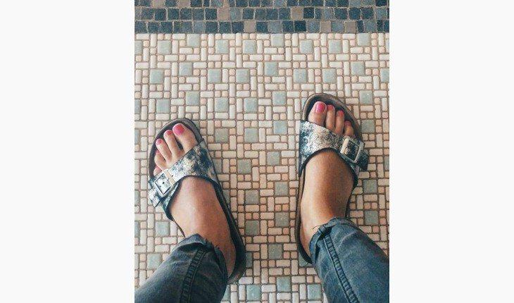 sandália birken modelo metalizada instagram