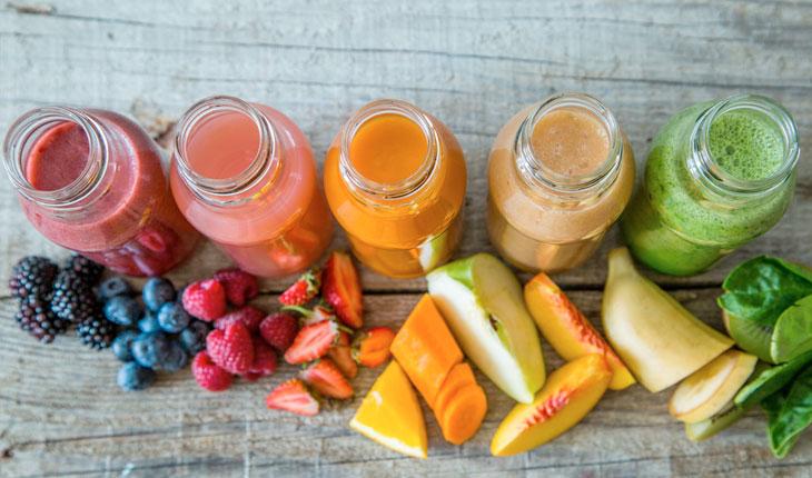 shakes de frutas nas cores vermelho, salmão, laranja, laranja claro e verde