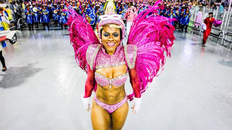 Simone Sampaio Rainha de Bateria pela Dragões da Real no Carnaval 2017 em São Paulo