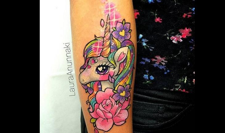 Tatuagem de um unicórnio inteiramente colorido com as cores do arco íris