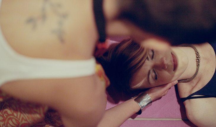 Terapia de vidas passadas. Na foto, uma mulher recebendo uma massagem antes da terapia