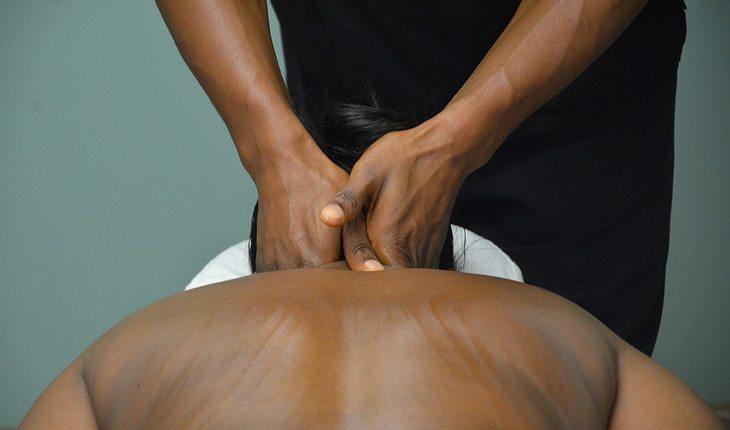 Terapia de vidas passadas. Na foto, uma mulher recebendo uma massagem antes da terapia