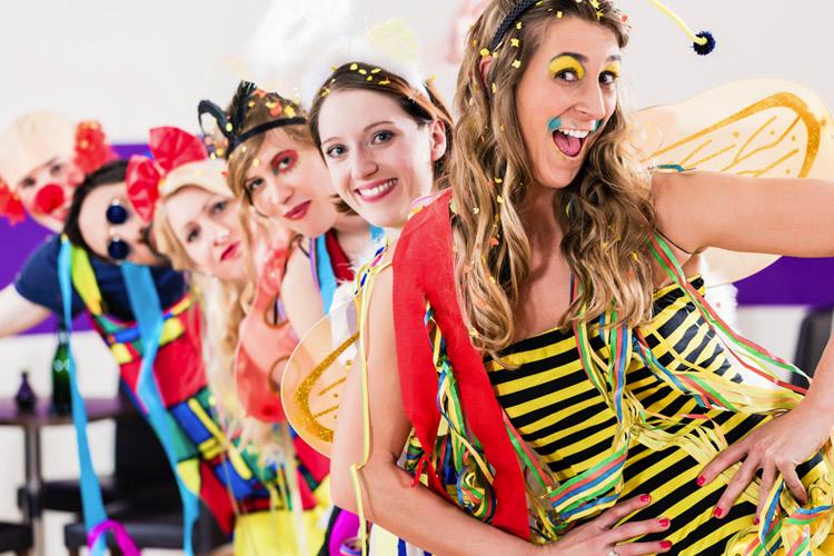 várias mulheres usando fantasia de Carnaval - personalidade no carnaval