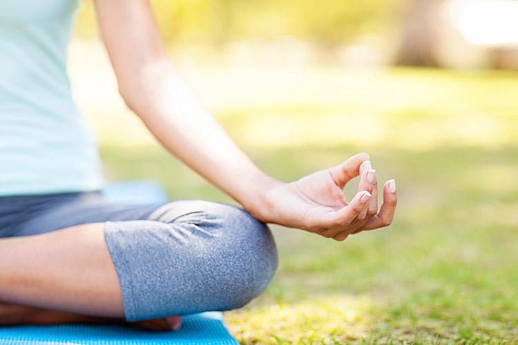 mulher sentada posicao yoga relaxar estresse