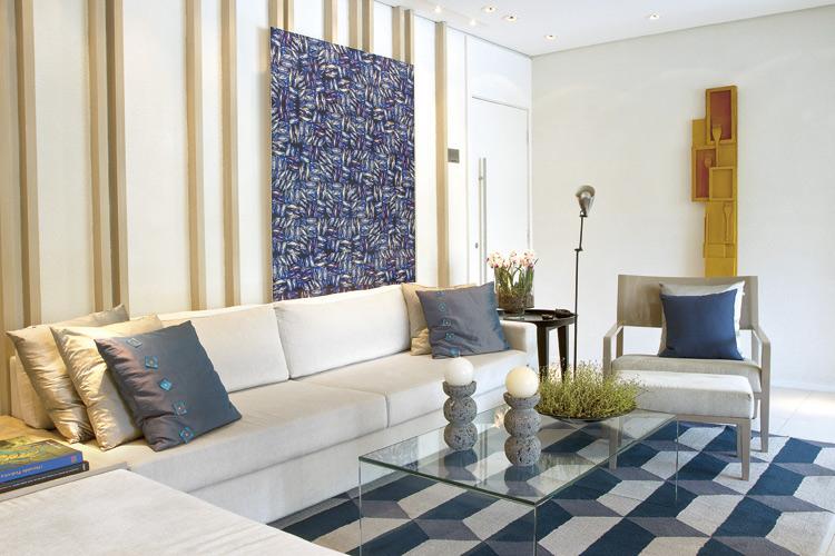A sala com parede decorada ajuda a embelezar o ambiente sem ocupar espaço. 
