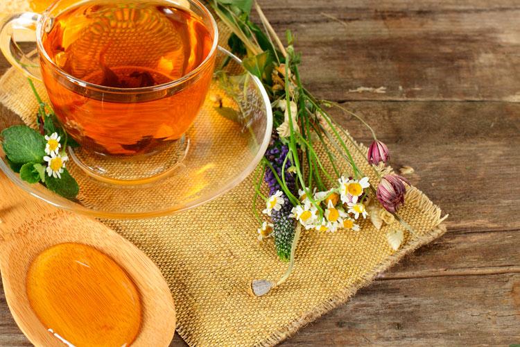 Xícara de chá com colher de pau e flores