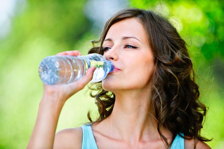Água morna ou gelada: os efeitos no organismo que ajudam até na perda de peso; entenda