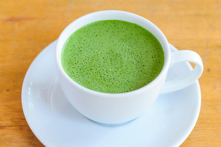 Chá verde em xícara e pires