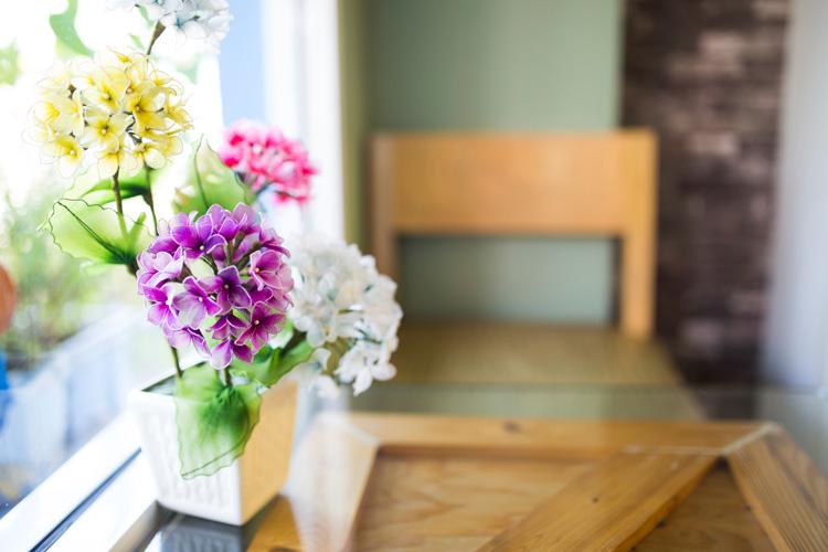 Mesa com vasinho de flores