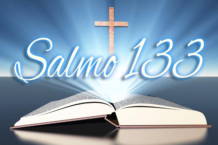 Bíblia aberta escrito salmo 133 acima uma cruz com uma luz forte saindo do fundo