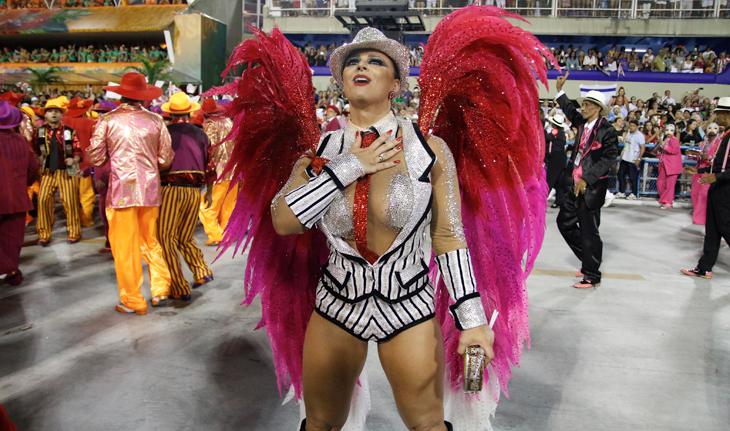 Viviane Araújo cantando o enredo da escola de samba Salgueiro durante o desfile, em 2016