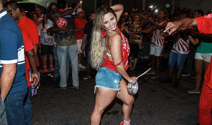 Viviane Araújo posa para foto com tamborim na mão
