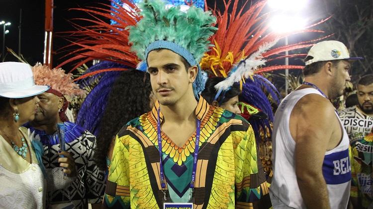 Enzo Celulari representa os pais em desfile no Rio