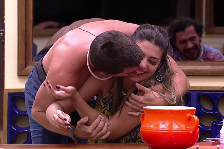 Imagem dos participantes do BBB17 com Manoel beijando Vivian no rosto