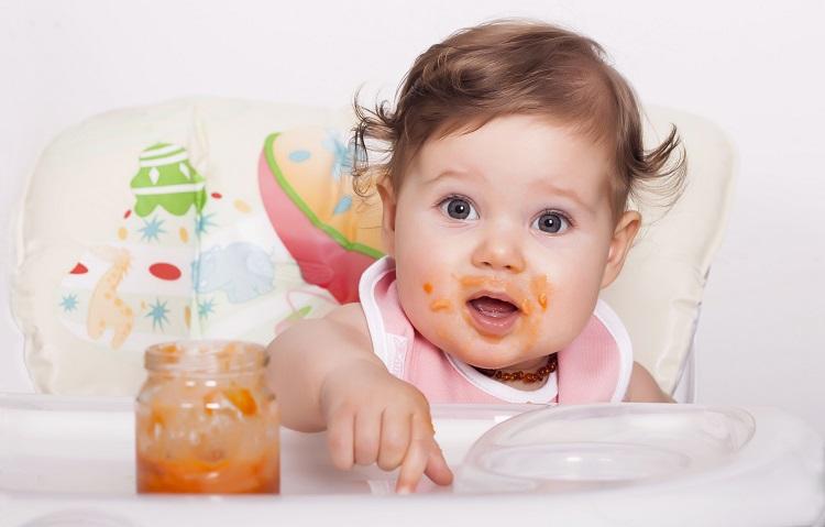 bebê comendo papinha com alimentos saudáveis
