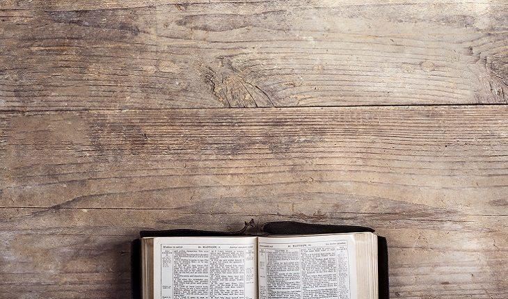Bíblia em cima de uma mesa de madeira