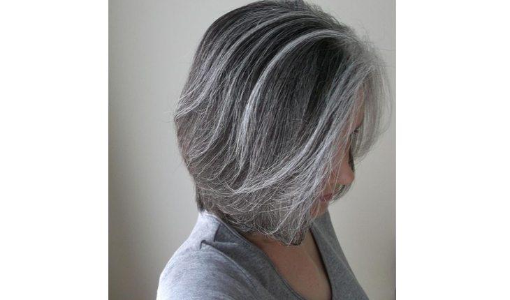 Mulher com cabelos grisalhos com mechas