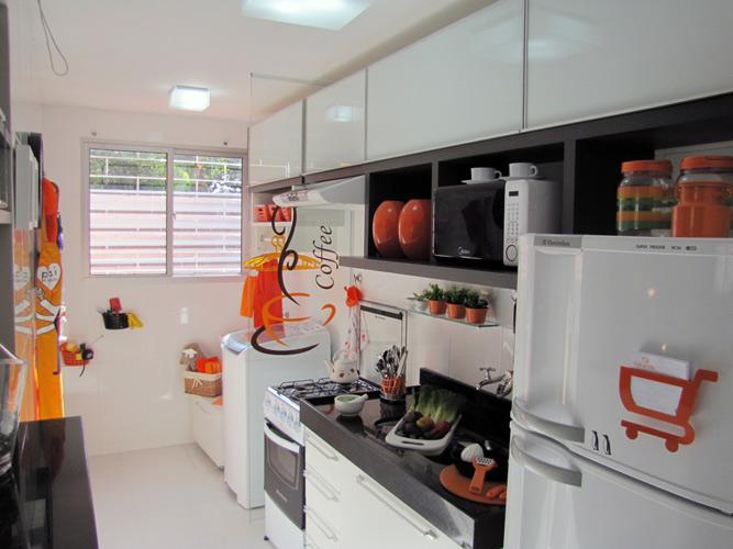 Cozinha branca com detalhes em laranja