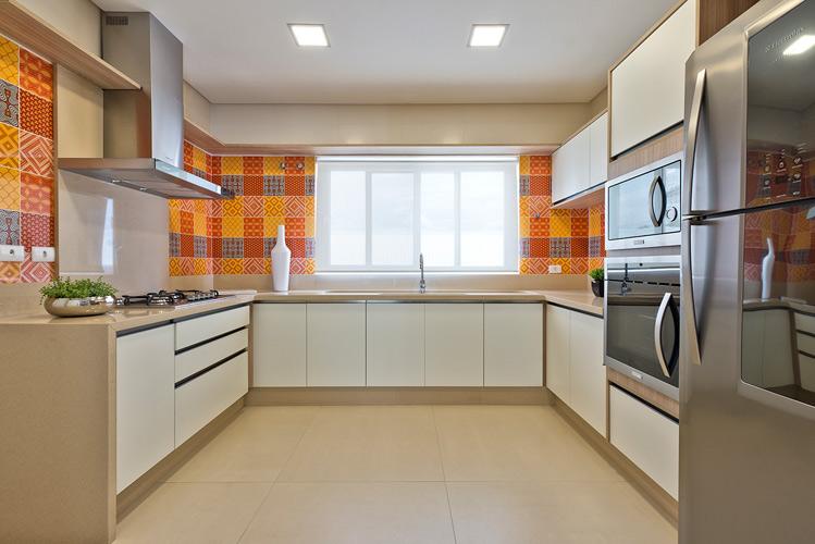 Cozinha com parede com mosaicos em tons laranja