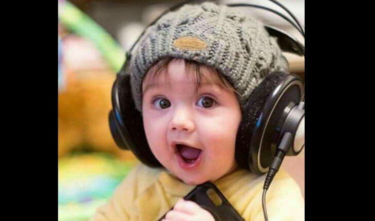 Criança ouvindo música no fone de ouvido
