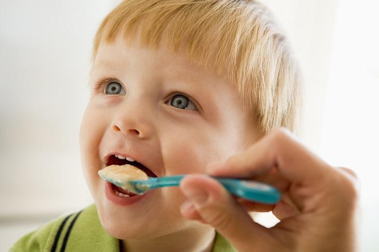 criança comendo alimentos saudáveis
