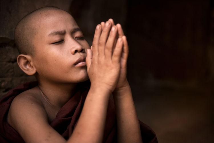criança fazendo oração