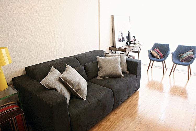 Sala de estar, com sofá, estante e cadeiras