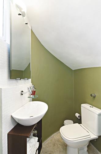 Banheiro com espaço otimizado fica embaixo da escada